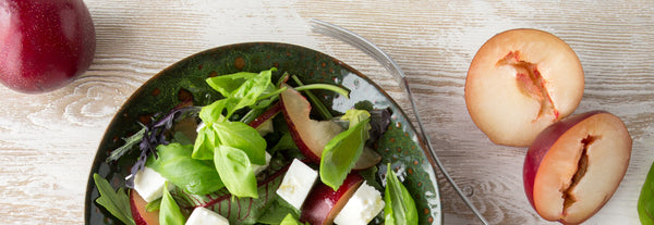 Blommesalat med rødløg, spinat og feta