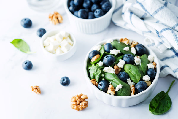 Frisk salat med feta, valnødder og blåbær