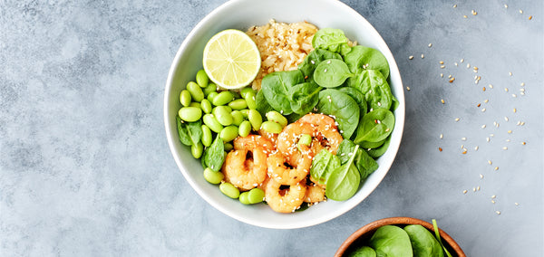 Poke bowl med rejer og edamamebønner